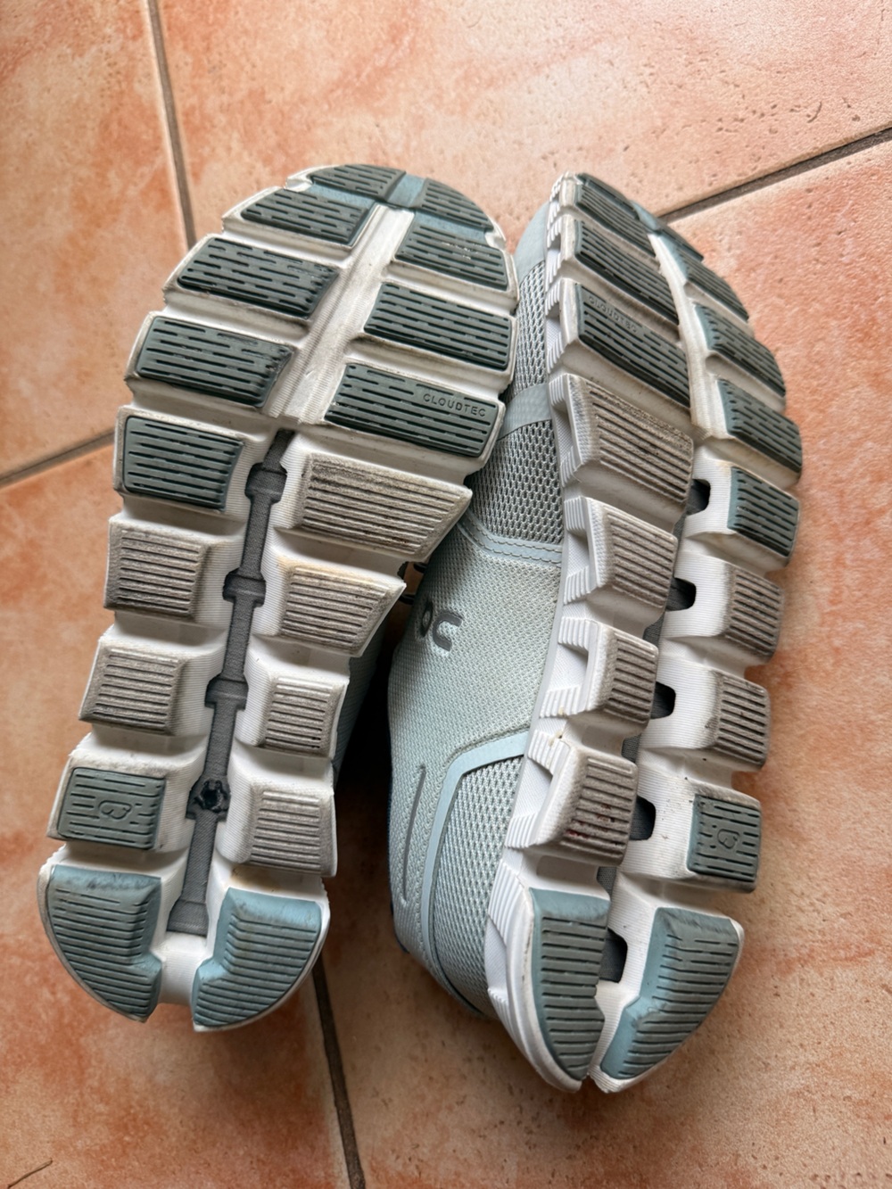 On Running Cloud shoes - Picture 4 of 5